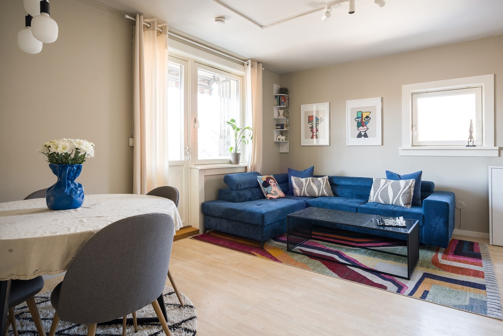 Stuen ligger på hjørnet av leiligheten og har vinduer på begge yttervegger. Dette gir gjennomgående naturlig lys og en god romfølelse. Galleribilde