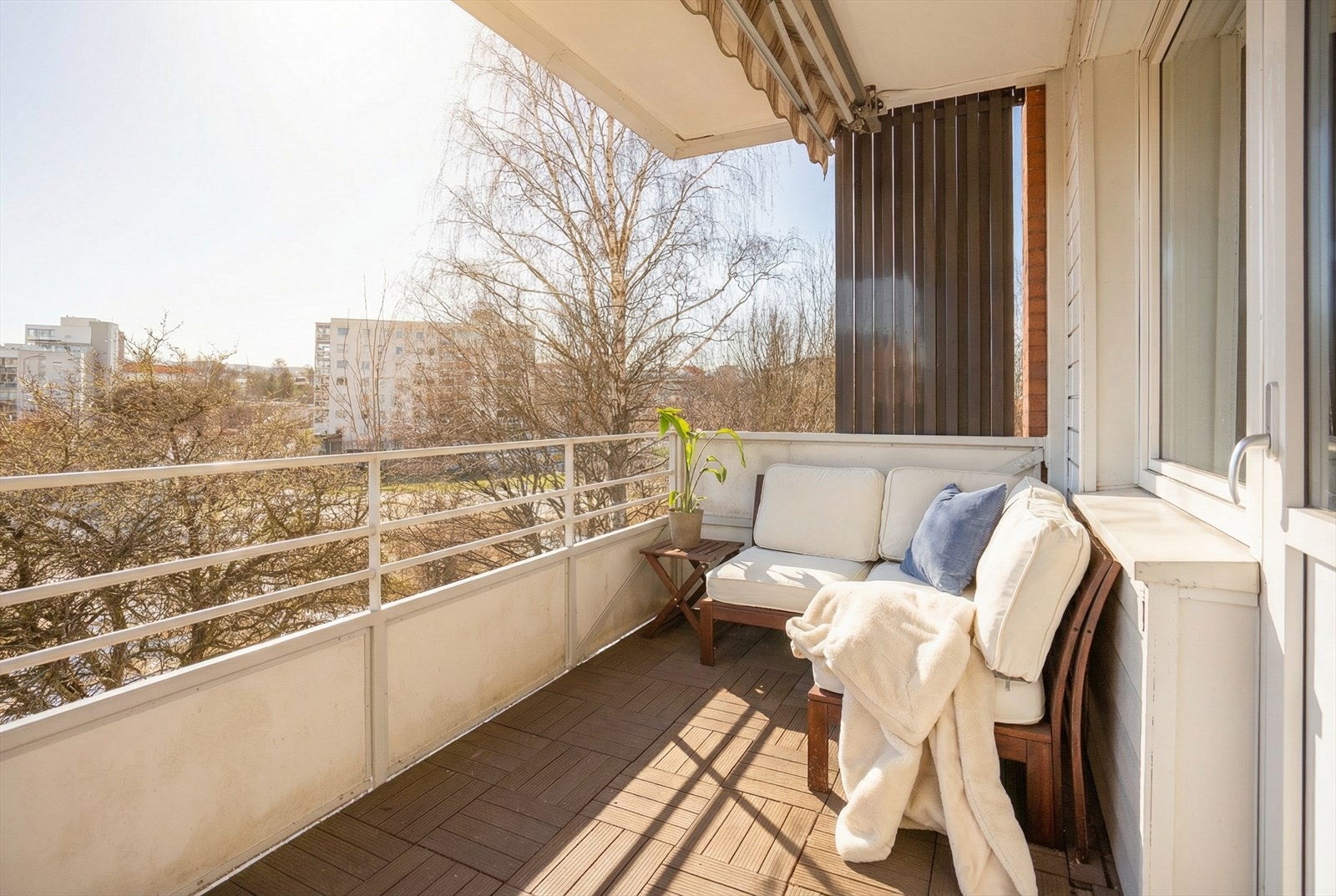 Balkongen er vestvendt med ettermiddag- og kveldssol. Om sommeren blir trærne foran balkongen grønne og frodige. Galleribilde