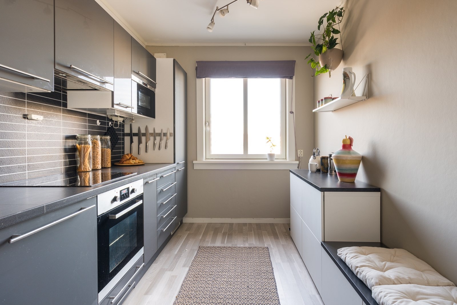 Kjøkken er fra 2010 og ligger i separat rom. Stort vindu slipper inn rikelig med naturlig lys. Galleribilde