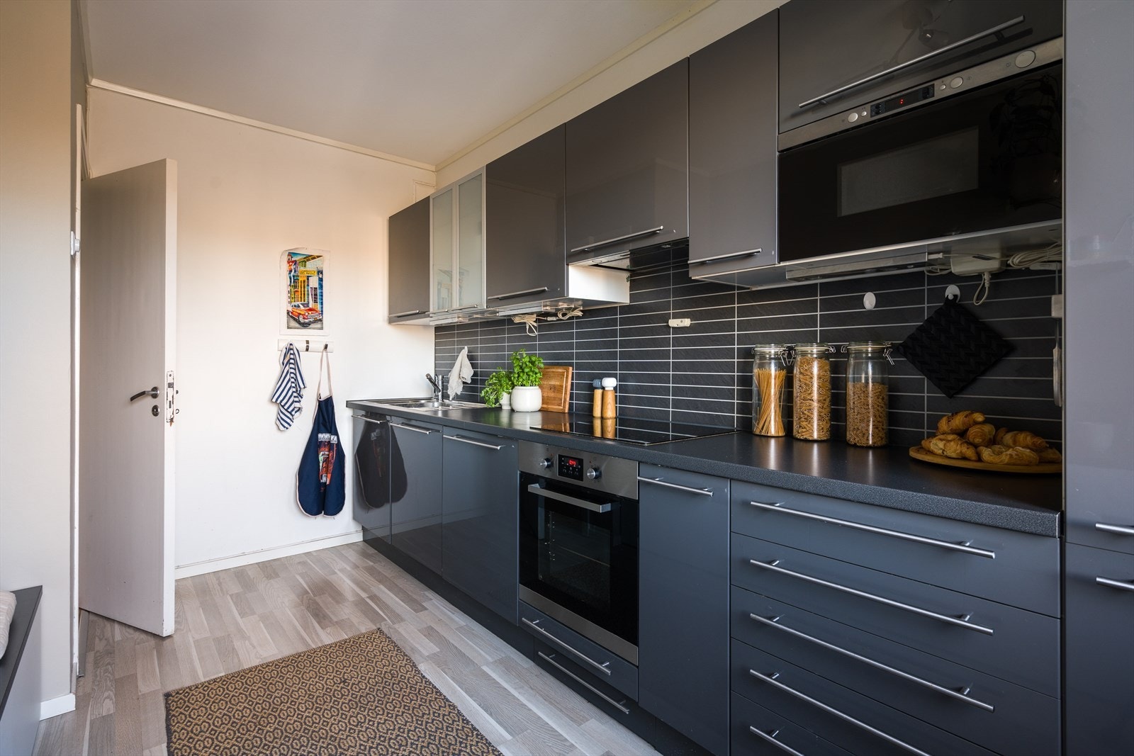 Stilrent kjøkken fra 2010. Integrerte hvitevarer som stekeovn, platetopp, mikro, oppvaskmaskin og kombiskap medfølger. Galleribilde