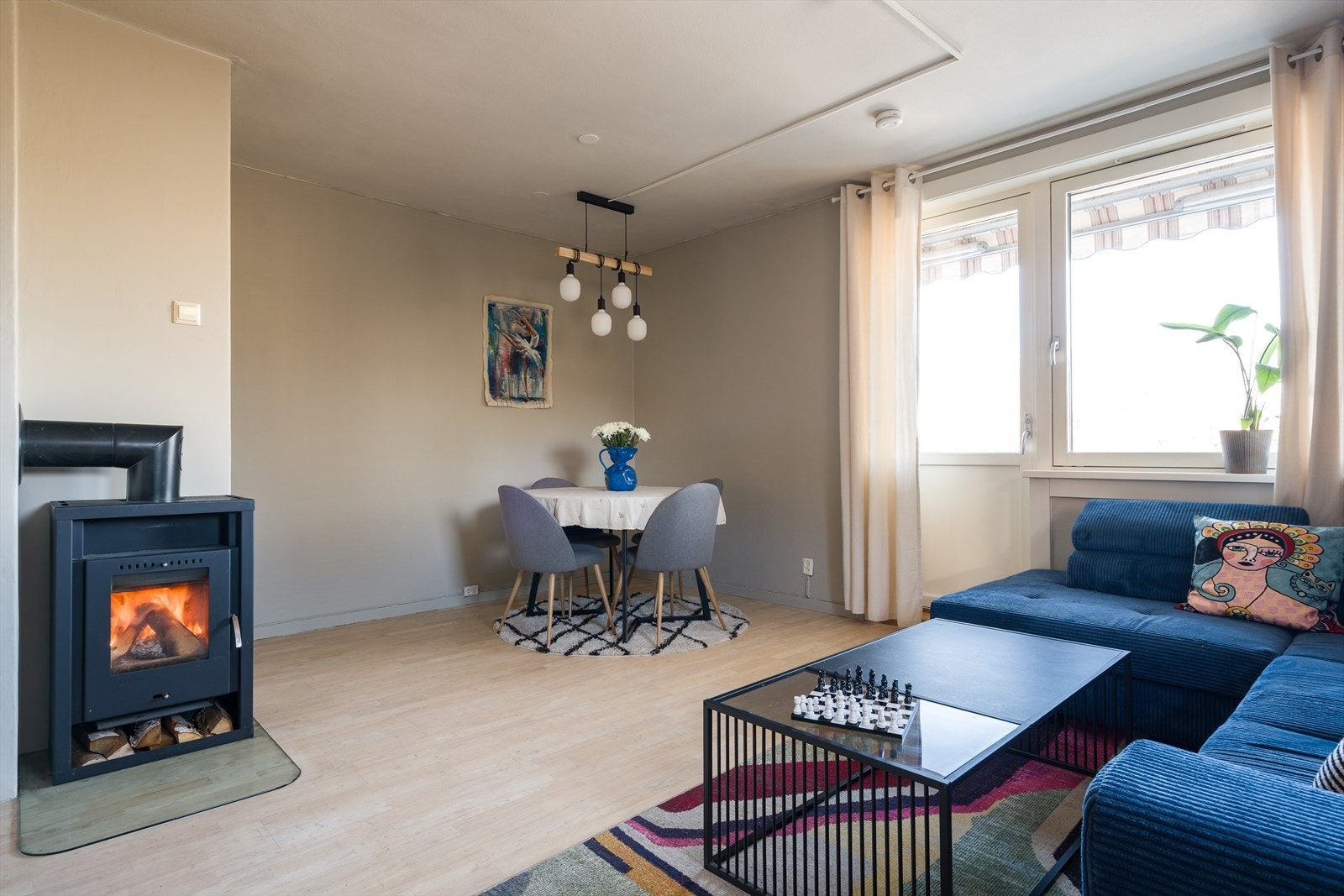 I stuen er det peisovn til kalde høst- og vinterdager. Er også fint å ha en ekstra varmekilde i tillegg til elektrisk oppvarming. Galleribilde