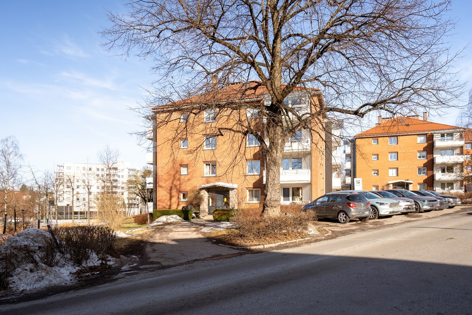 Parkeringsplass og garasje kan leies av borettslaget. Velkommen til hyggelig visning! Galleribilde