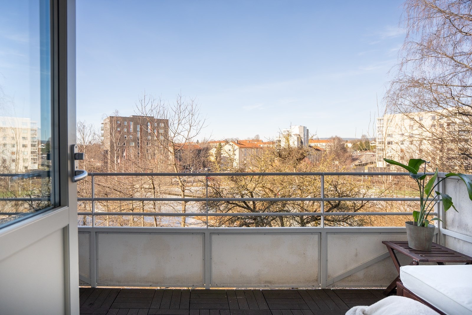 Utsyn fra balkongen over fellesområder og mot Hasle Torg. Galleribilde