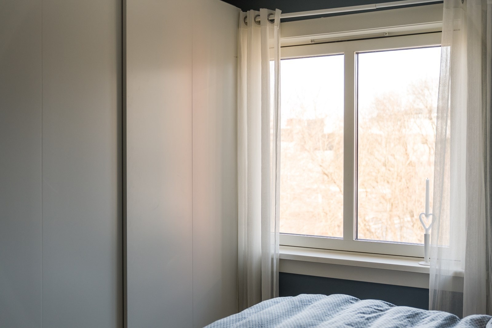 Fra soveromsvinduet ser du ut på rolige og grønne fellesområder. Galleribilde