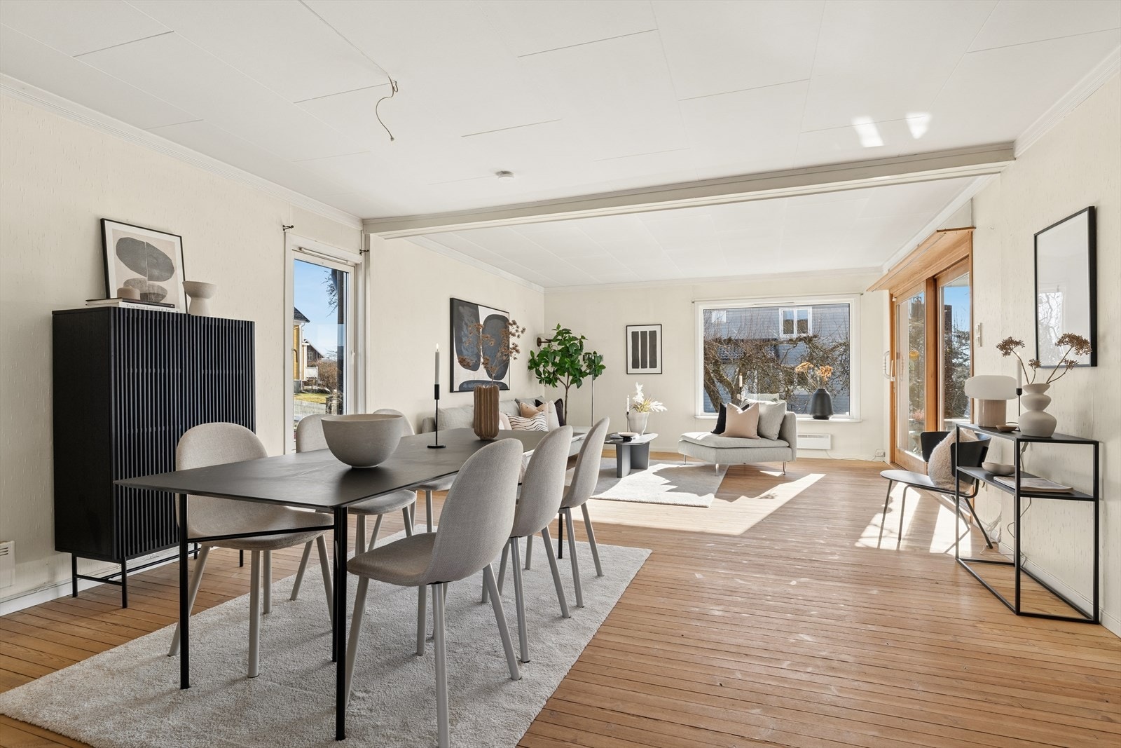 Store skyvedører fra stuen til overbygget terrasse Galleribilde