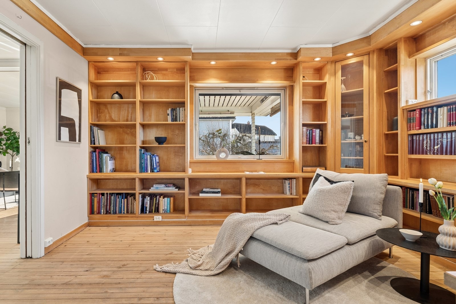 Fra det plassbygde biblioteket eller tv-stuen er det skyvedør til spisestue/stue Galleribilde