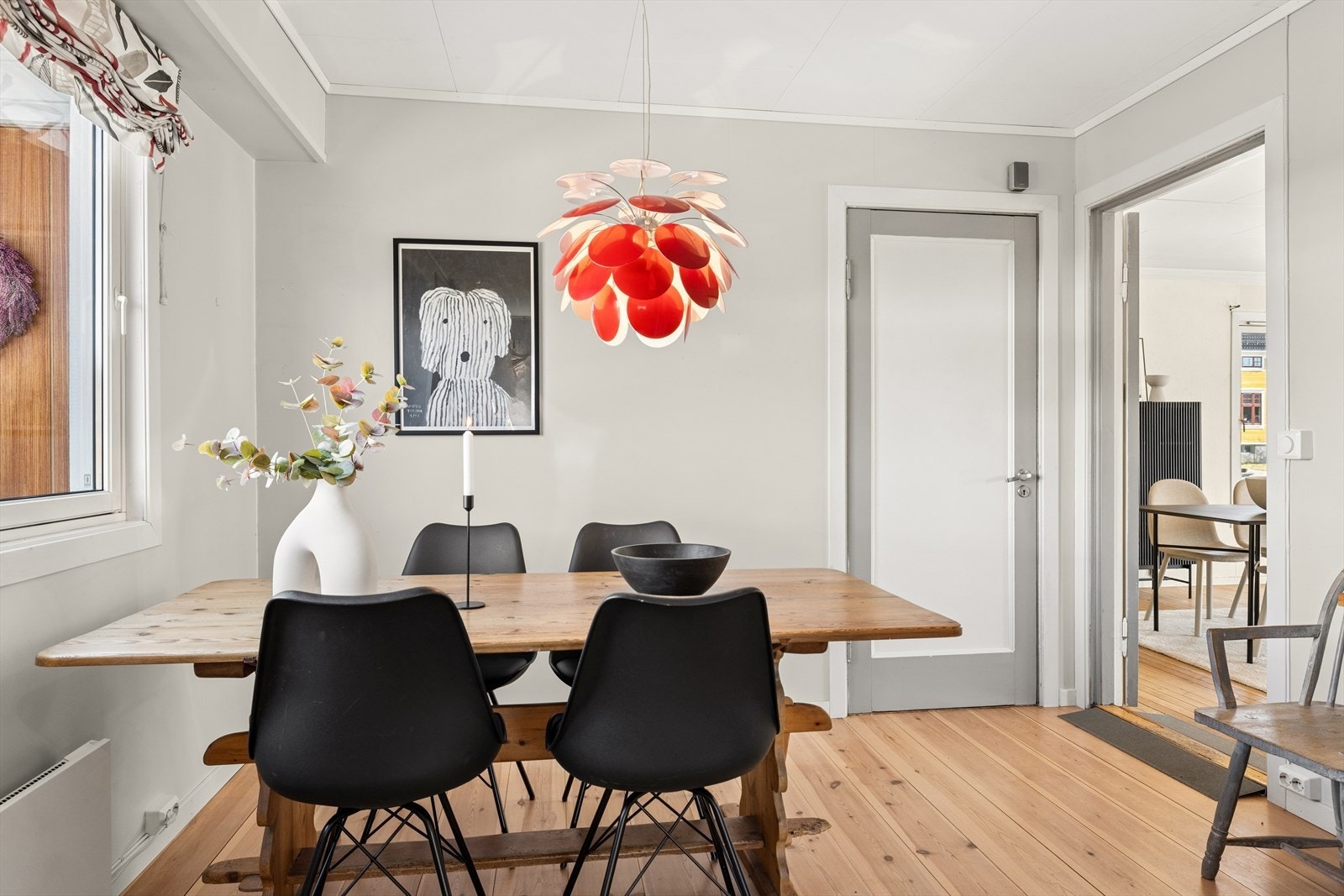 Fra kjøkkenet spiseavdeling er det dør til gang og dør til spisestue/stue Galleribilde