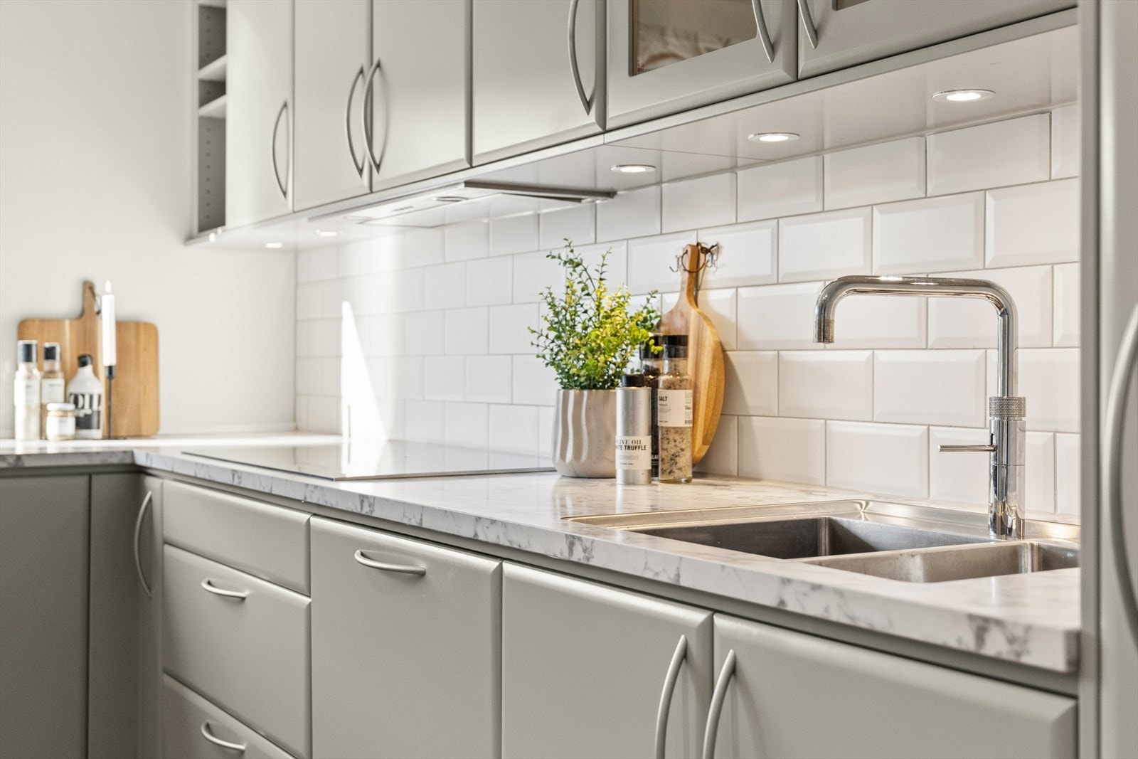 Lys under overskap og flis over benk Galleribilde