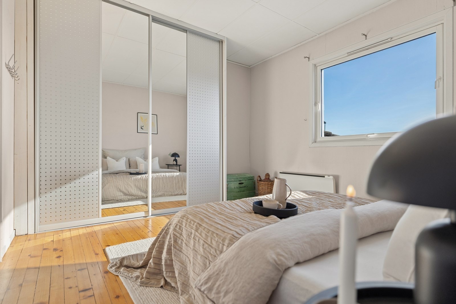 Soverom II med skyvedørsgarderobe Galleribilde