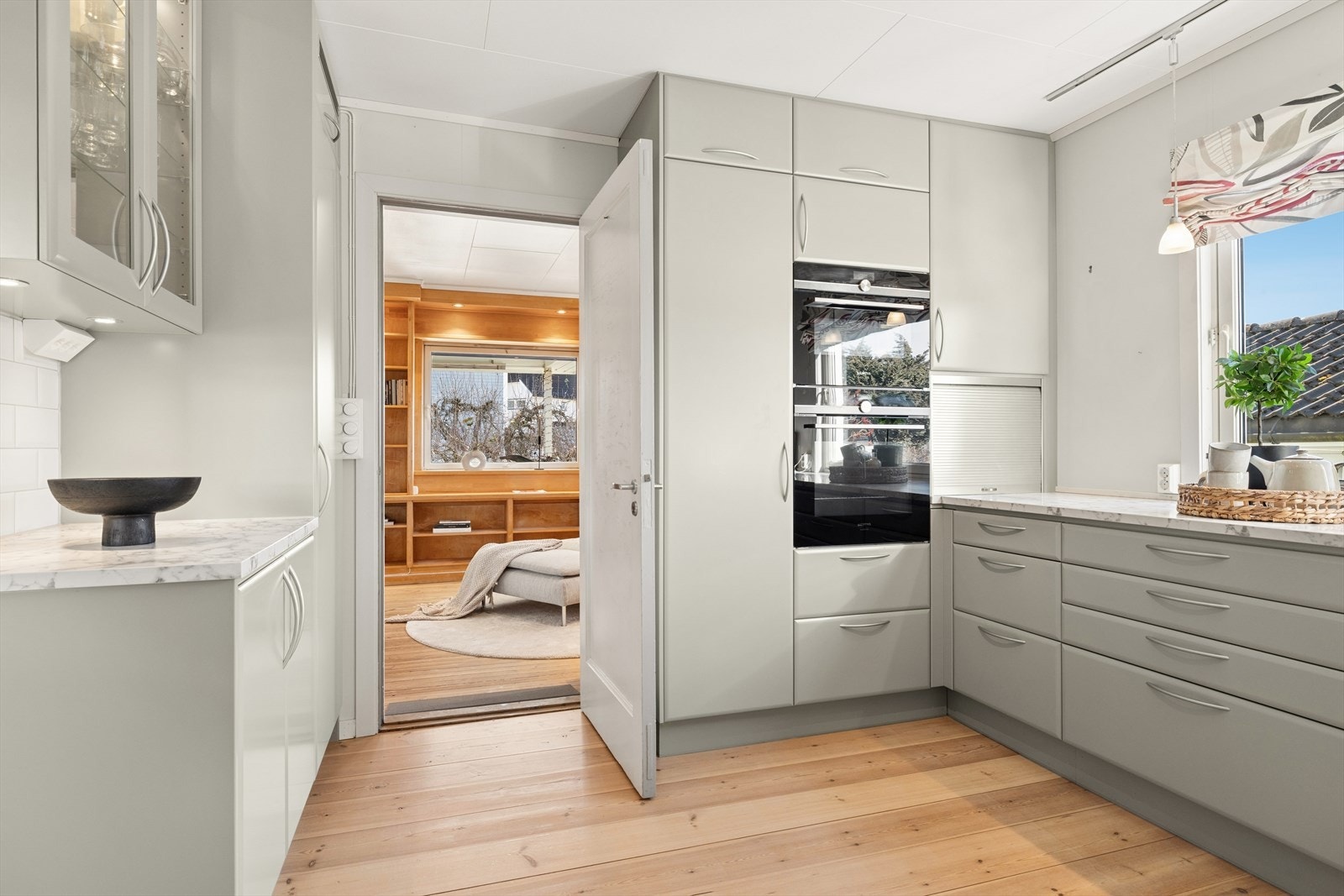 Stort godt kjøkken med rikelig skap og benkeplass - fra kjøkkenet er det dør til bibliotekrom Galleribilde