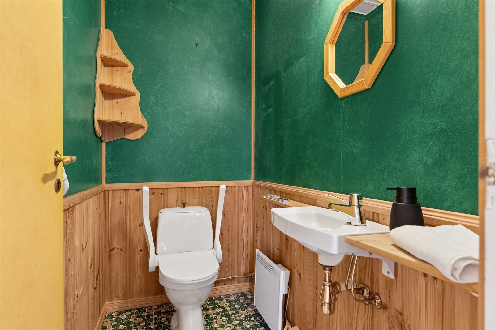 Toalettrom i andre etasje med servant Galleribilde