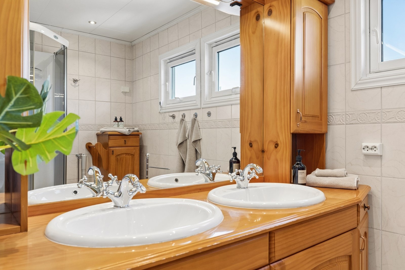 Baderom i andre etasje med dobbelservant i innredning, wc og dusjkabinett Galleribilde