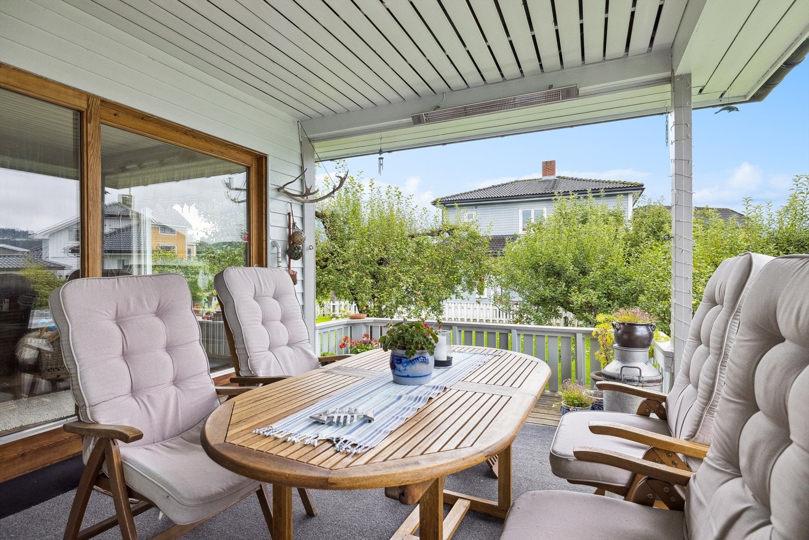 Overbygget terrasse med trapp til hagen Galleribilde