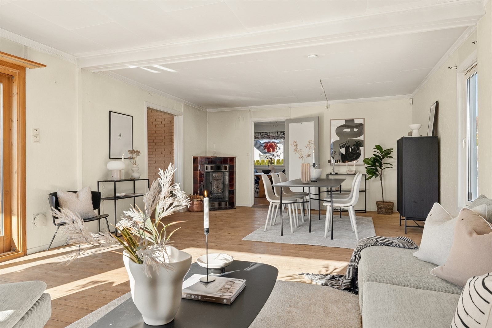 Spisestue/stue av god størrelse med gode lysflater - vedovn Galleribilde