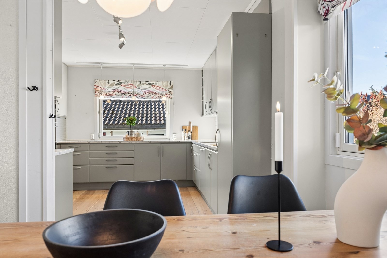 Stort delikat nyere kjøkken med egen spiseavdeling Galleribilde