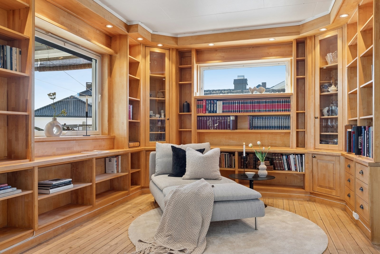 Innholdsrik familiebolig på stor fin hjørnetomt - plassbygget bibliotek eller tv-stue Galleribilde