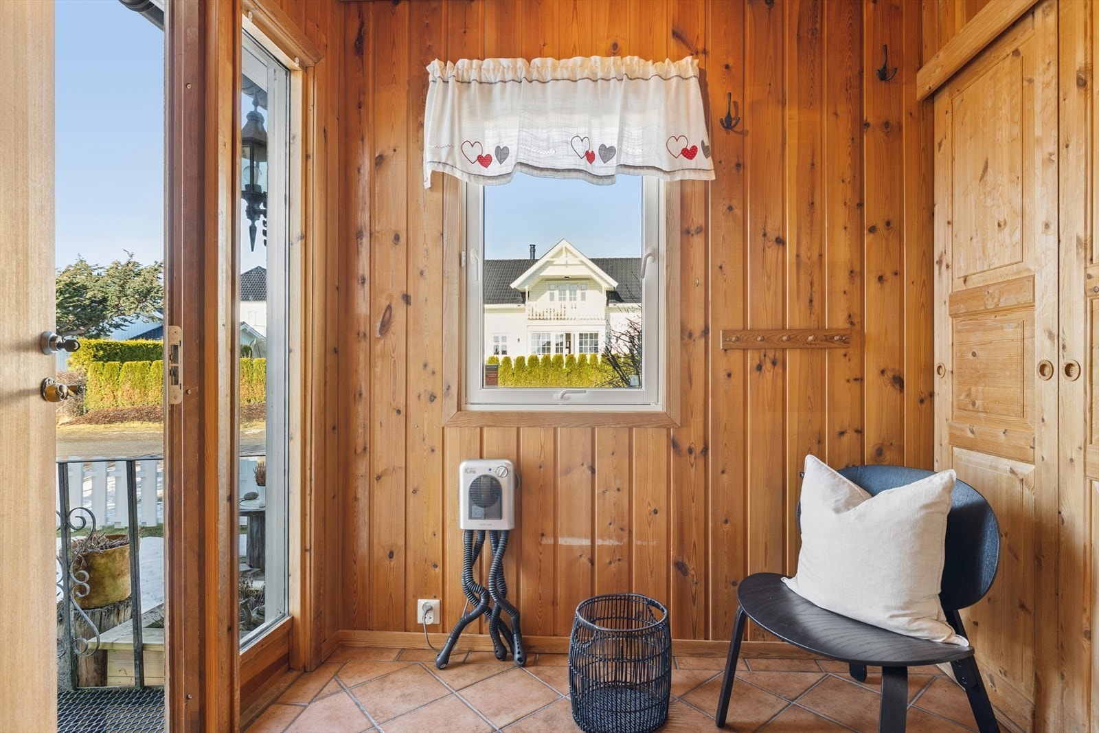 Velkommen inn til entre med garderobe Galleribilde