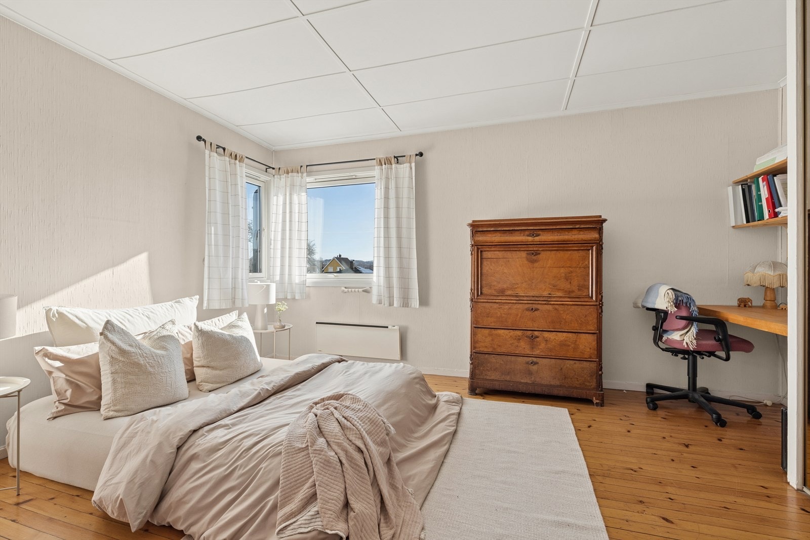 Soverom med plass til arbeidsbenk Galleribilde