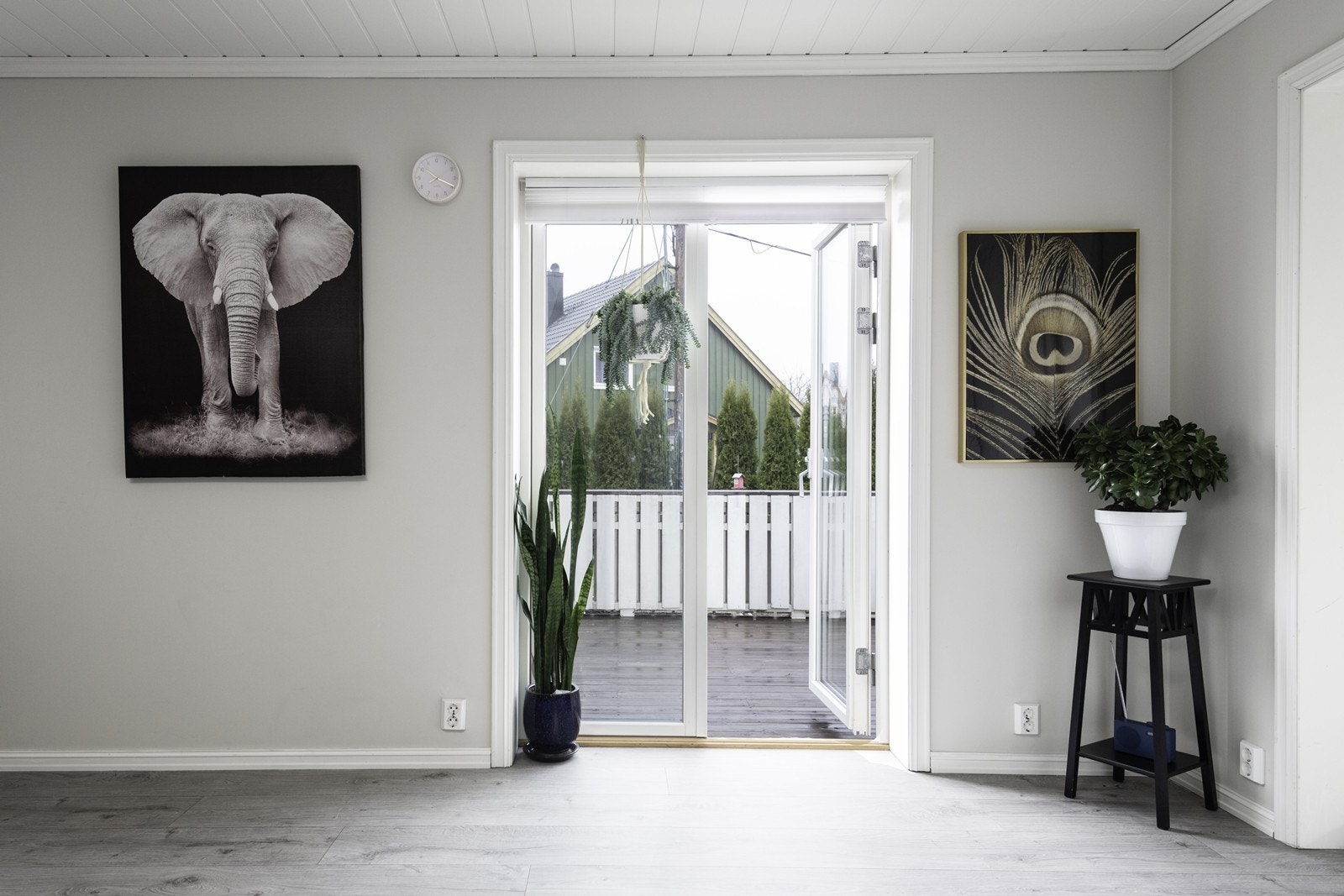 Utgang til terrasse gir enkel tilgang til uteområdet fra oppholdsrommet. Galleribilde