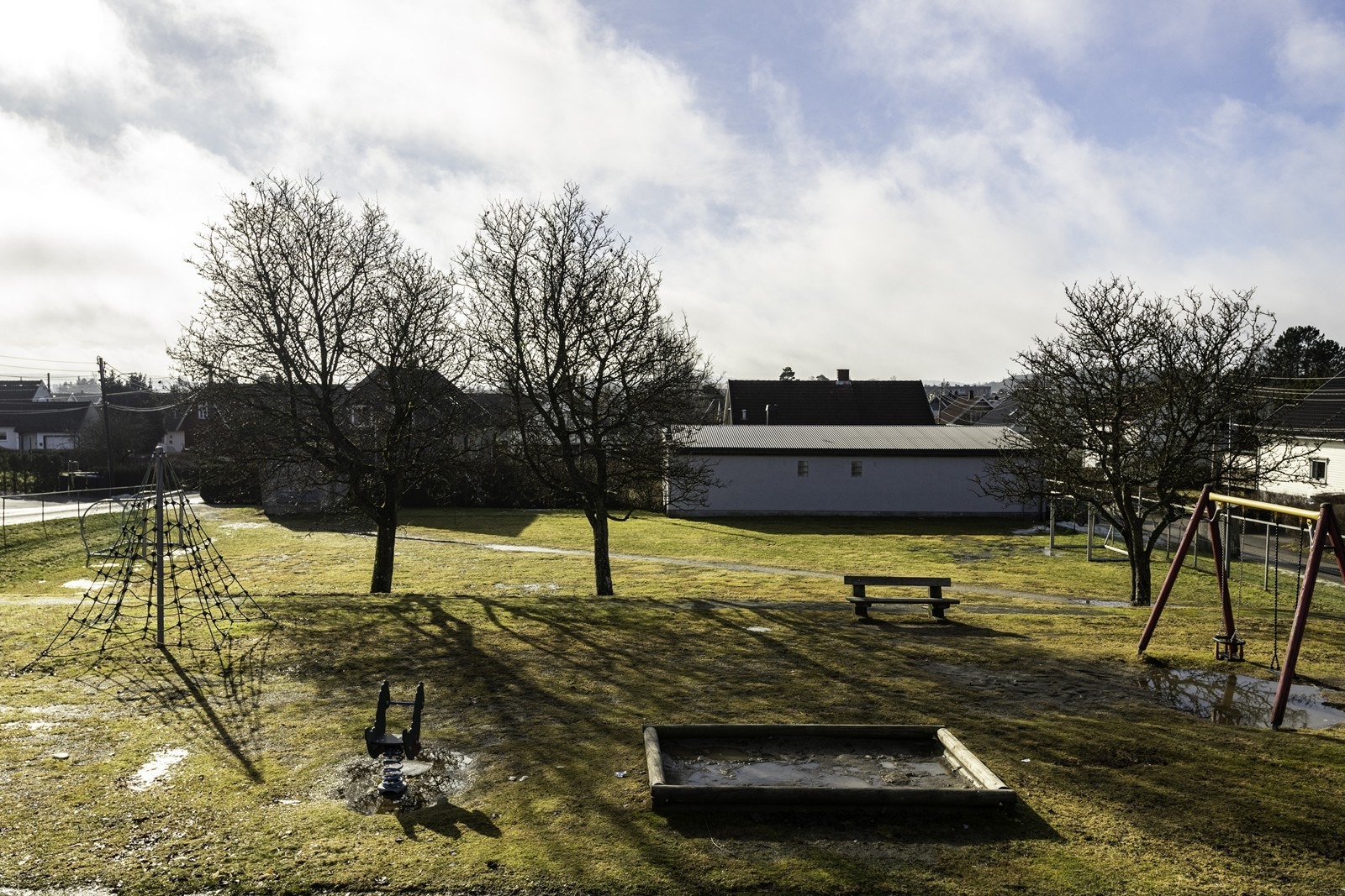 Nærområdet har lekeplass med sandkasse og husker, ideelt for barnefamilier. Galleribilde