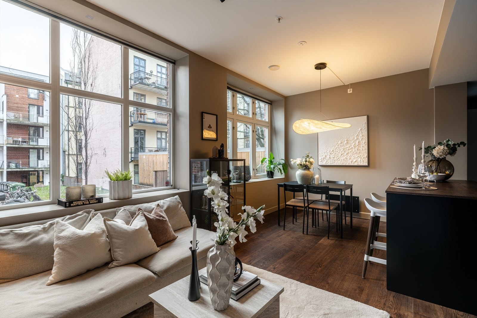 Vindusflatene slipper inn rikelig med naturlig lys og skaper en behagelig atmosfære Galleribilde