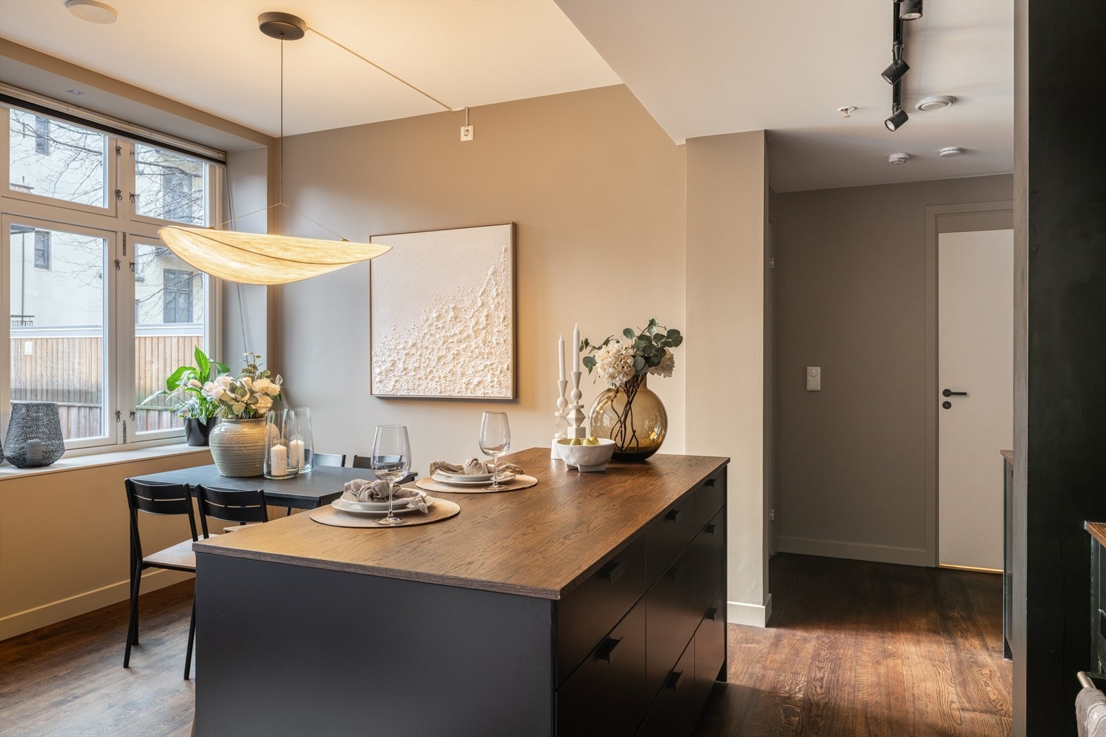 Stilren og funksjonell kjøkkenøy med god arbeidsflate Galleribilde