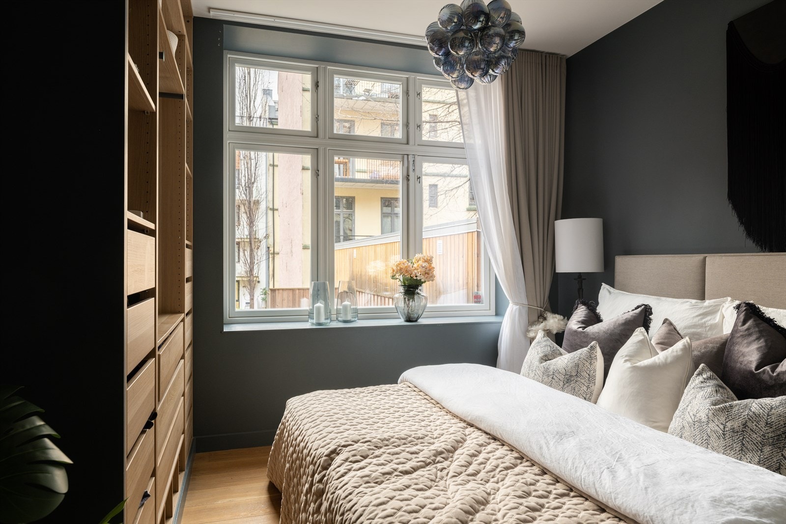 Romslig og lekkert soverom med god plass til dobbeltseng, nattbord og annet ønsket møblement Galleribilde