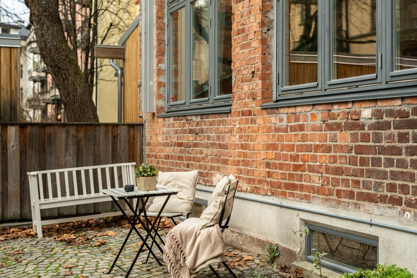 Hyggelig felles uteplass rett utenfor leiligheten Galleribilde