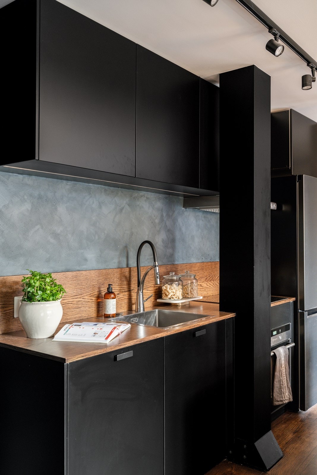 Kjøkkenfrontene er nylig slipt og nymalt for et moderne og oppgradert uttrykk Galleribilde