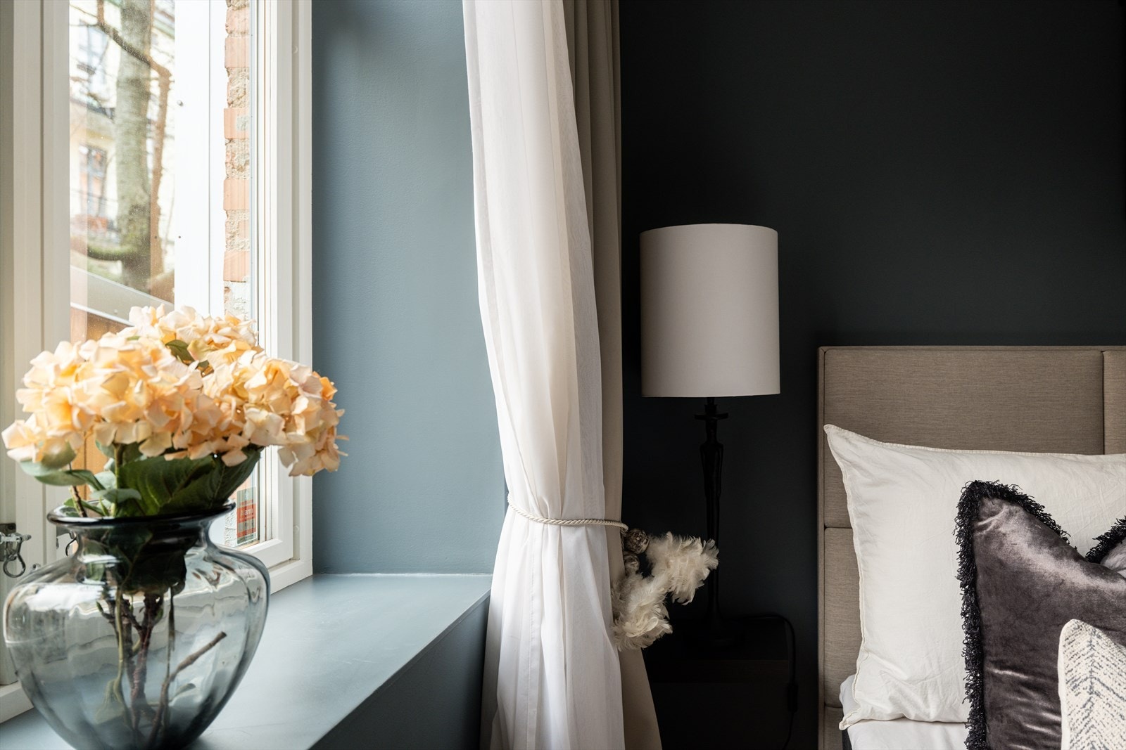 Soverommet er malt i en flott blå-tone Galleribilde