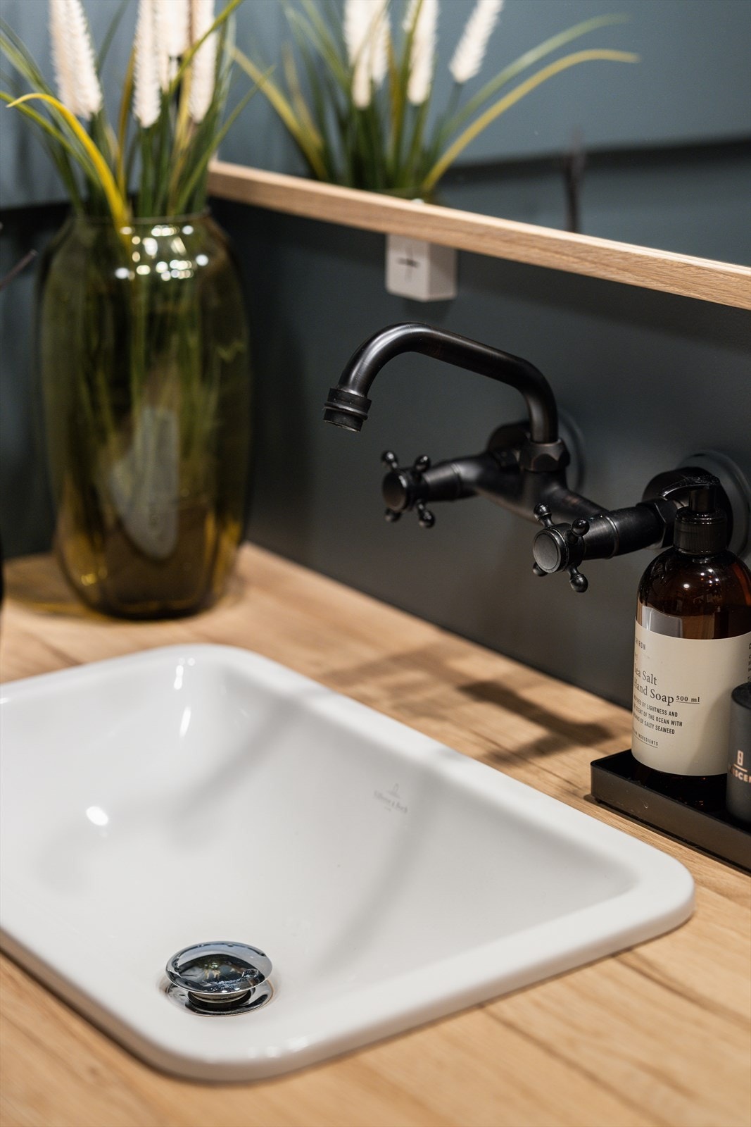 Stilren servant med moderne, sort, vegghengt blandebatteri som gir vaskerommet et eksklusivt uttrykk Galleribilde