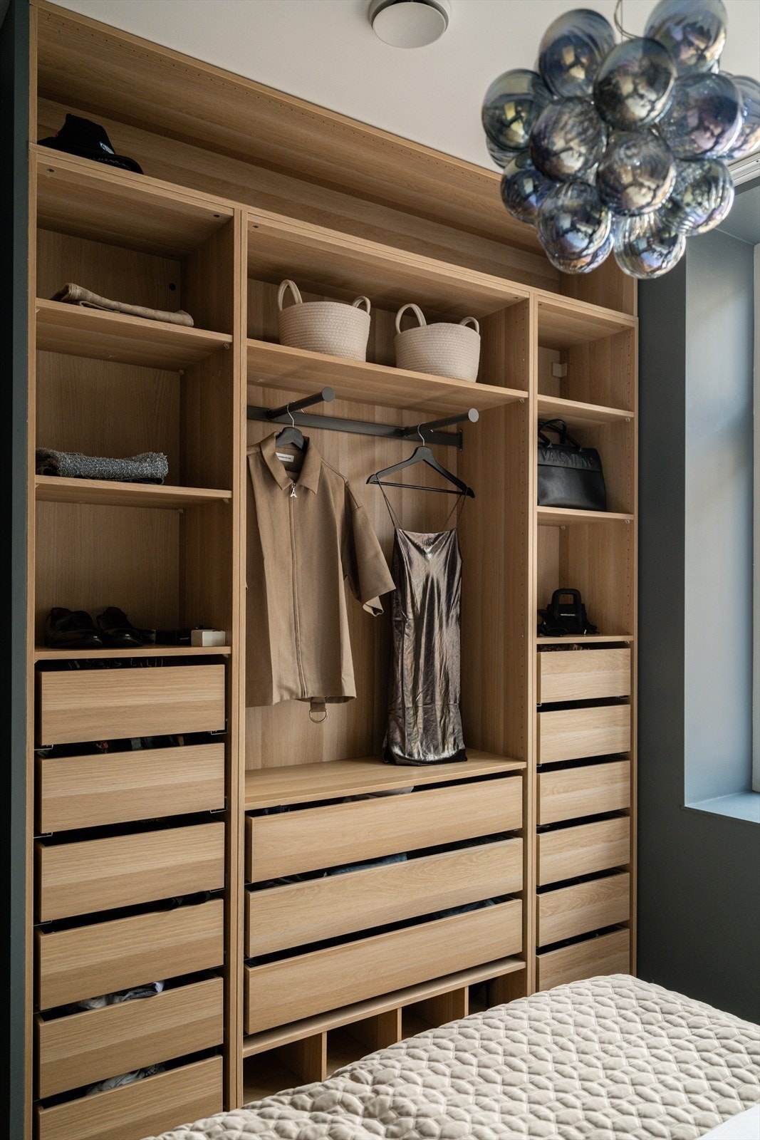 Stilren og åpen garderobeløsning som gir svært god oppbevaringsplass Galleribilde