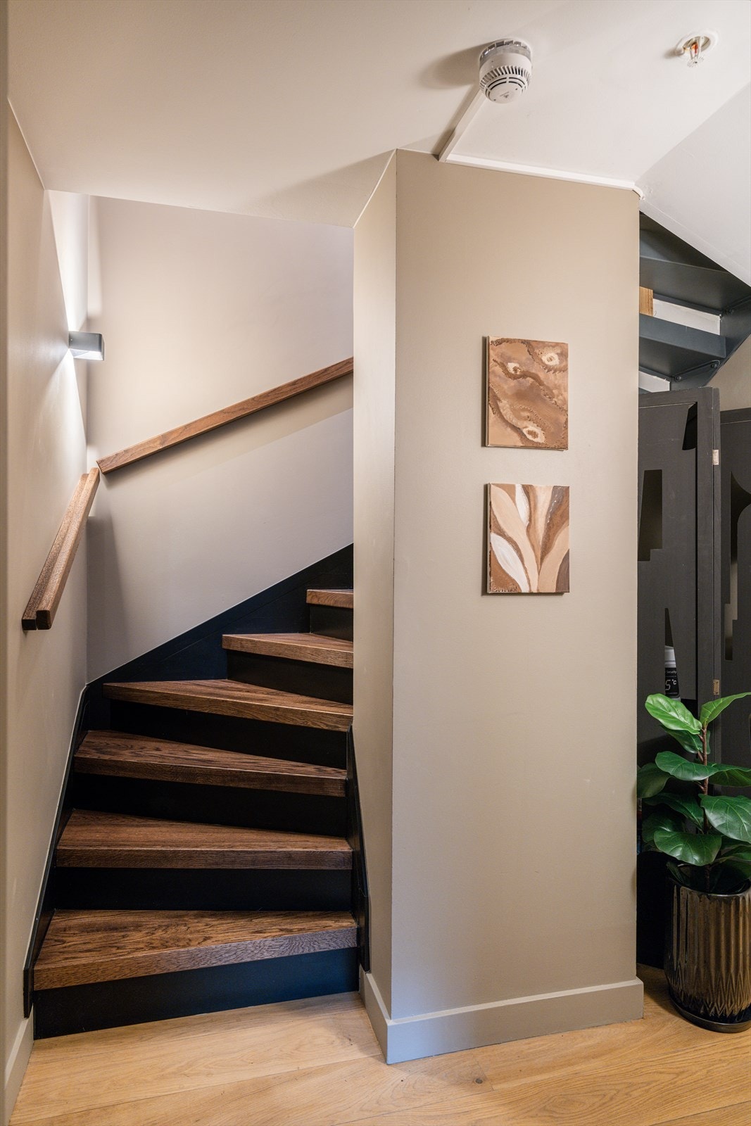 Fra kjelleren kommer du deg direkte til fellesarealer hvor du finner bl.a. bodene Galleribilde