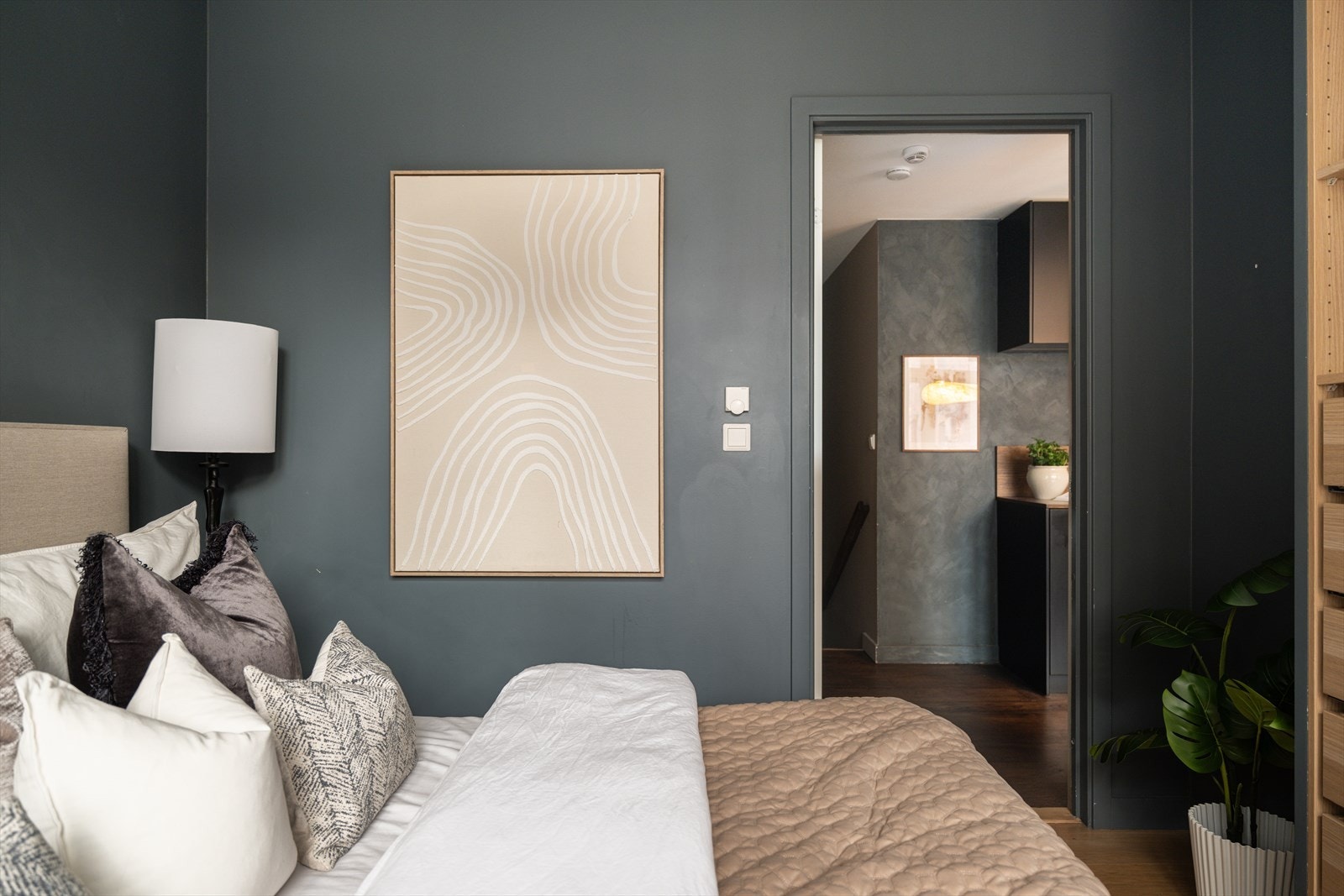 Lunt og innbydende soverom Galleribilde