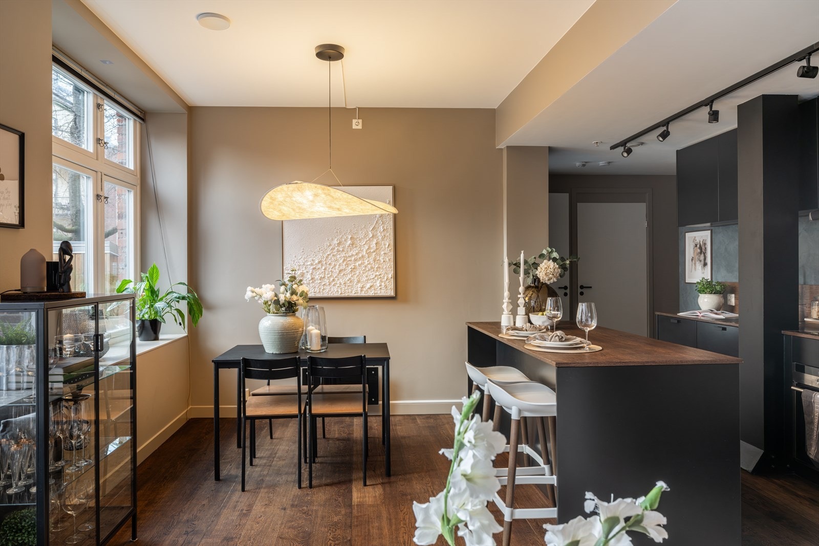 God og romslig spiseplass med naturlig plassering i rommet Galleribilde