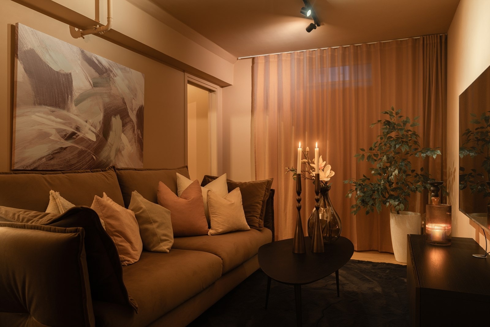 Lun og stemningsfull kveldsatmosfære, perfekt for rolige filmkvelder og avslapning Galleribilde