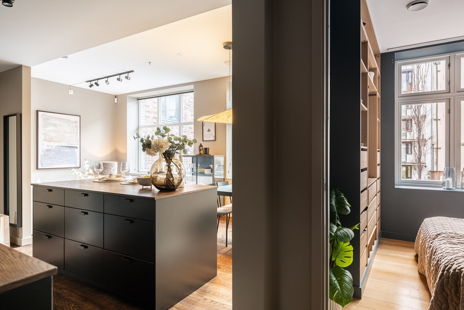 Ved stuen finner du soverommet Galleribilde