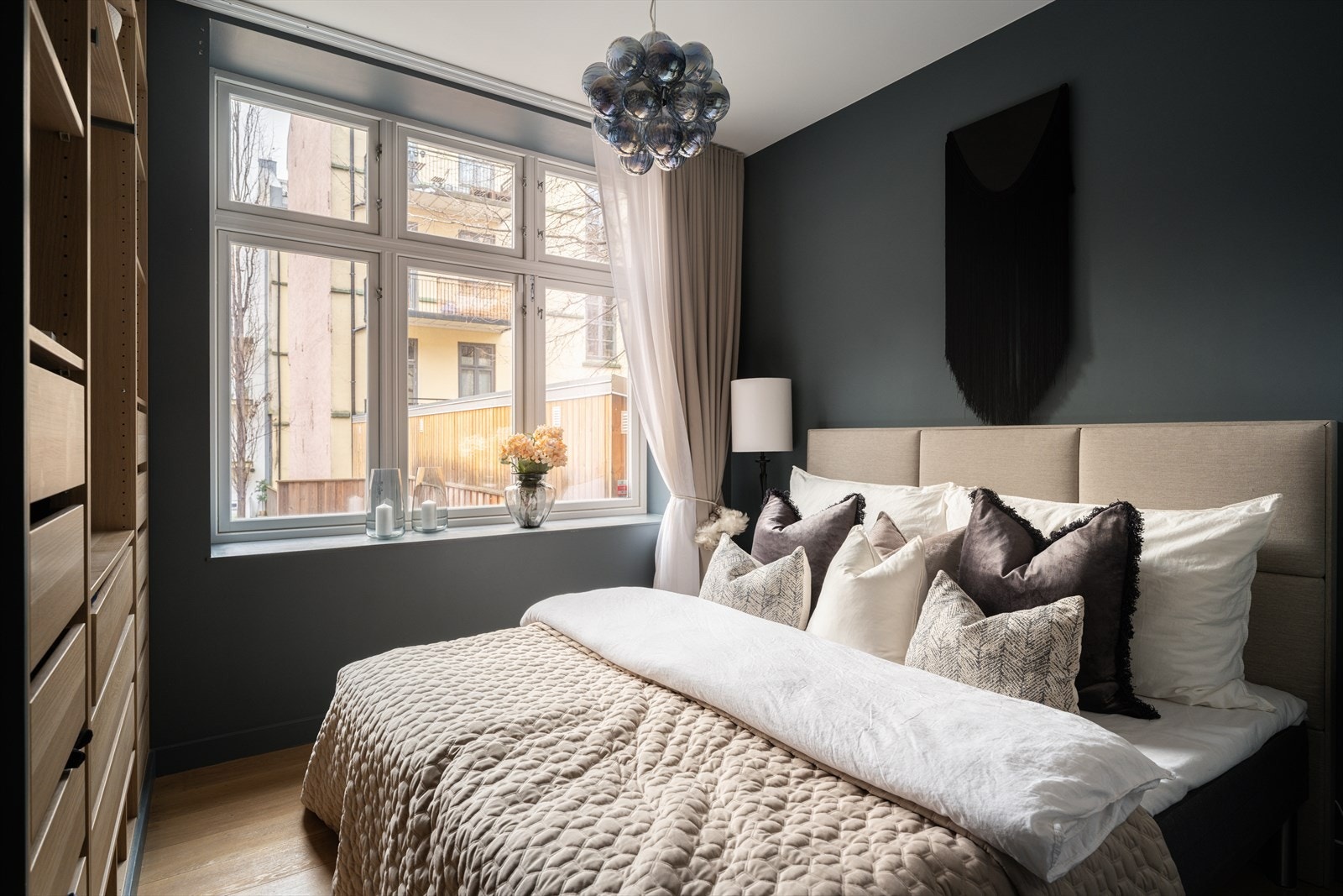 Rolig soverom mot indre gård Galleribilde