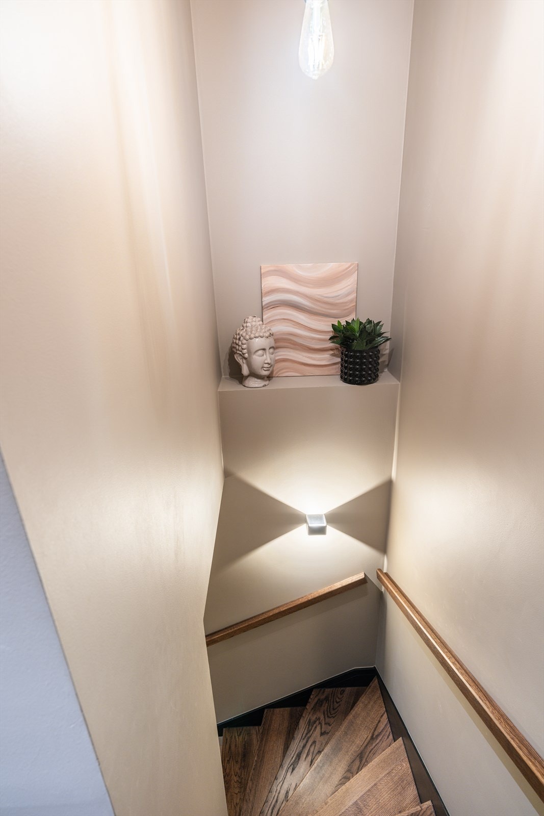 Stilfull trappegang som leder deg ned til kjelleretasjen, hvor du finner kjellerstue, kontor og vaskerom Galleribilde