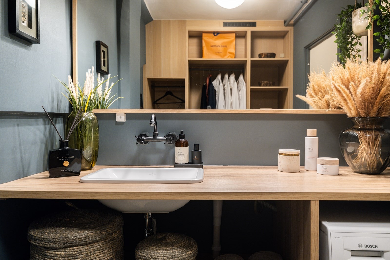 Praktisk vaskerom med romslig benkeplate, god oppbevaring og stilrene detaljer Galleribilde