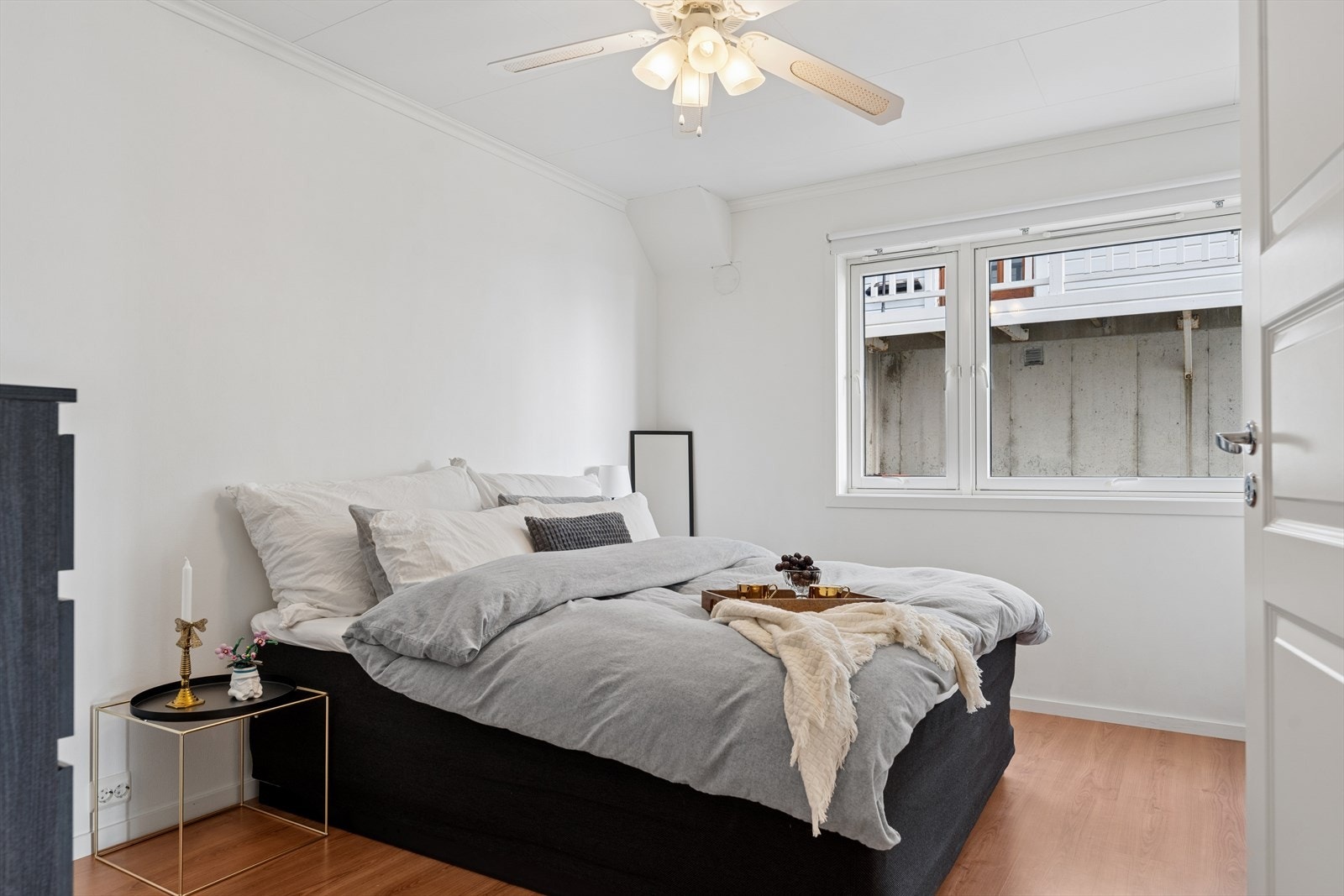 Hovedsoverommet fremstår som lyst og innbydende, med god plass til dobbeltseng samt tilhørende nattbord og kommode Galleribilde