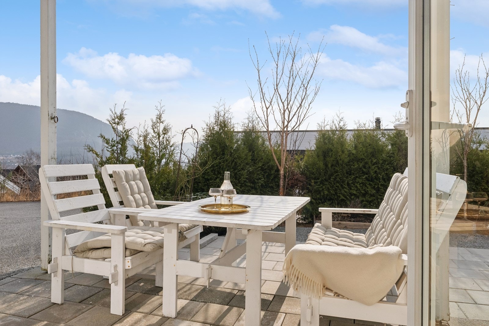 Hellelagt uteområde med gode sol og utsiktsforhold Galleribilde