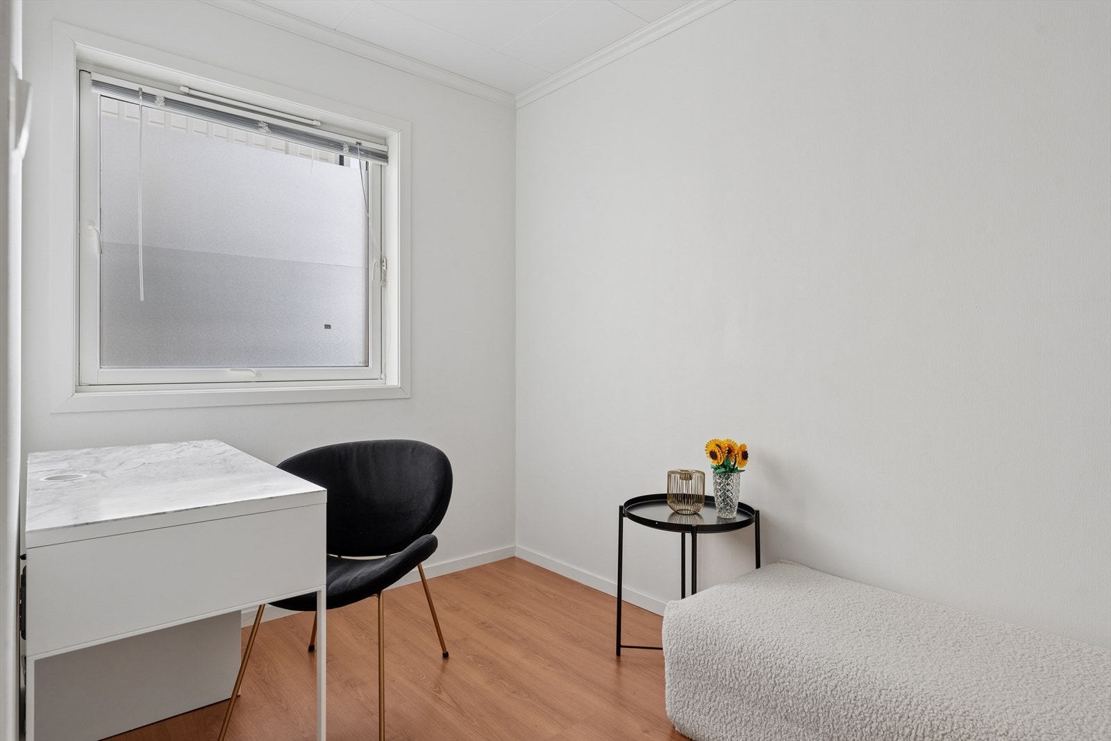 Gjesterommet er praktisk og kan innredes med seng og nattbord for gjester eller barnerom, i dag er det innredet med skrivebord for hjemmekontor Galleribilde