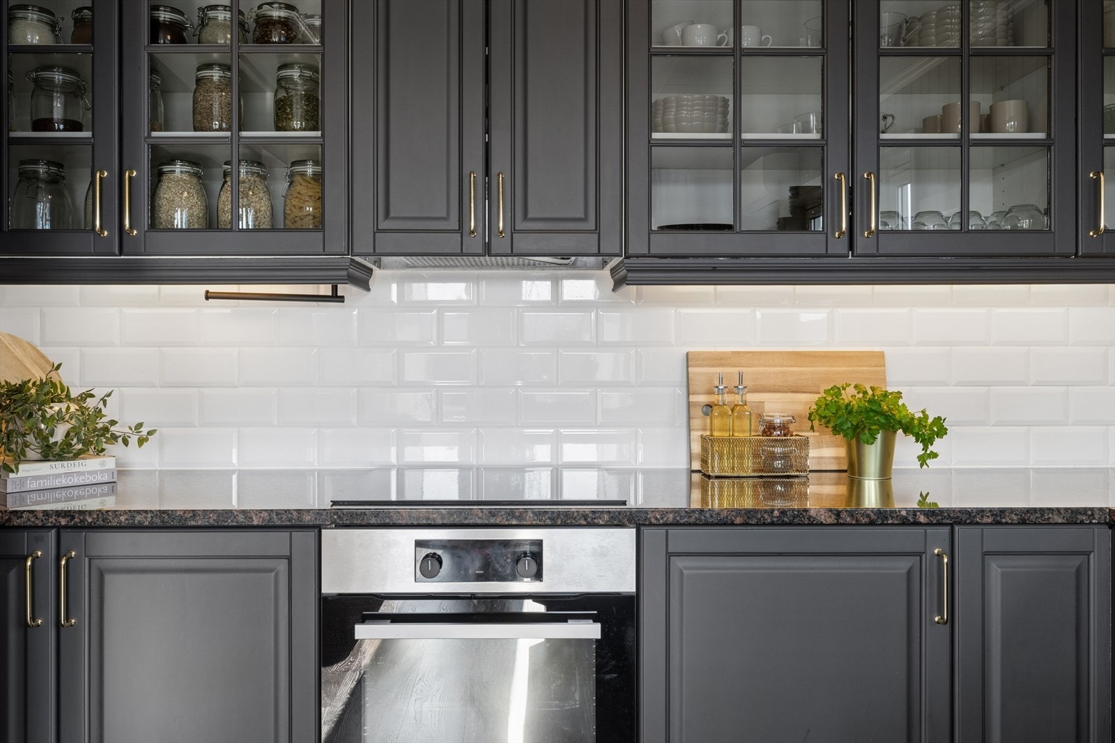 Av hvitevarer er kjøkkenet utstyrt med komfyr, induksjonstopp, oppvaskmaskin og kjøl-/fryseskap Galleribilde