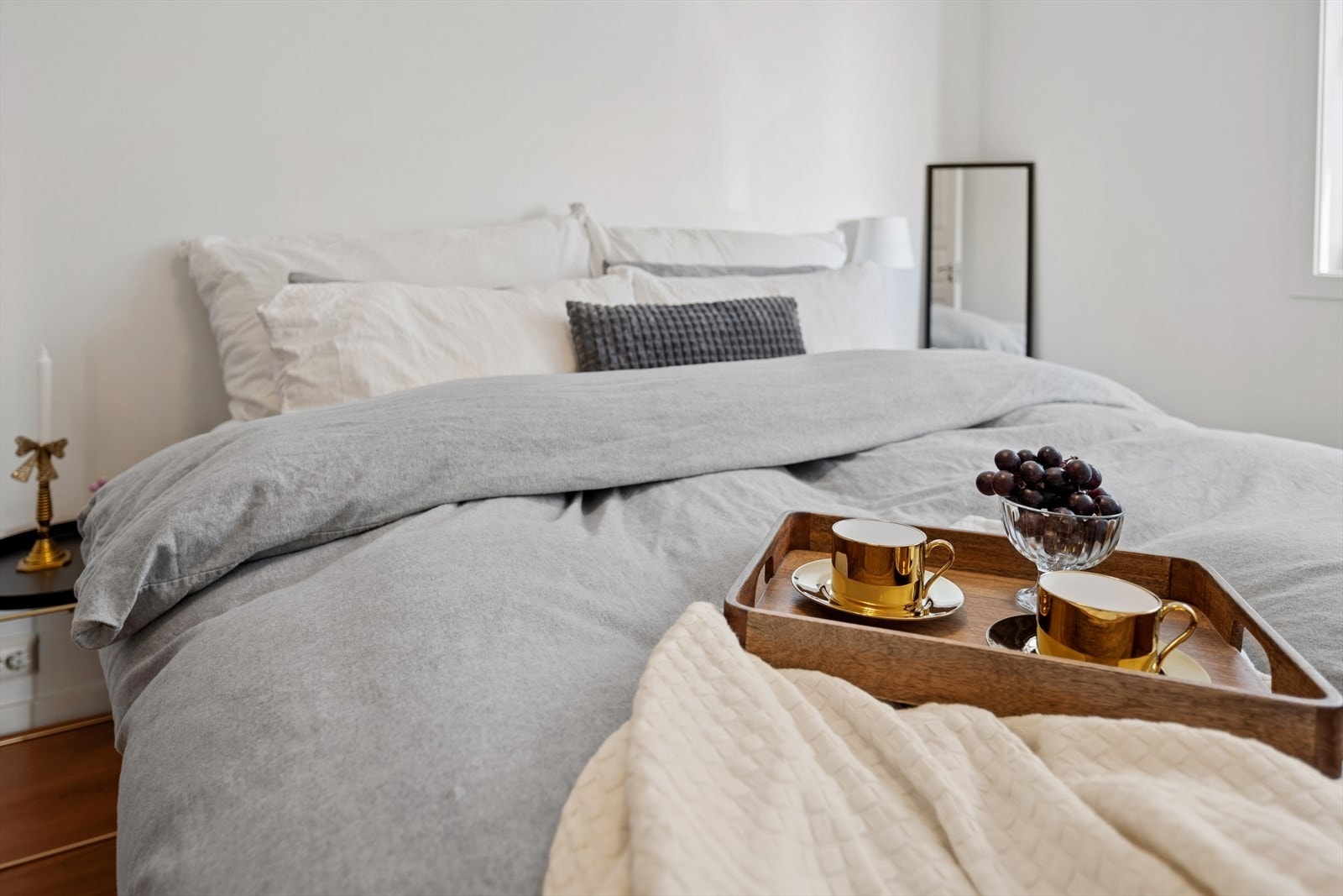 Rommet har en rolig atmosfære, samtidig som det gir fleksible møbleringsmuligheter Galleribilde