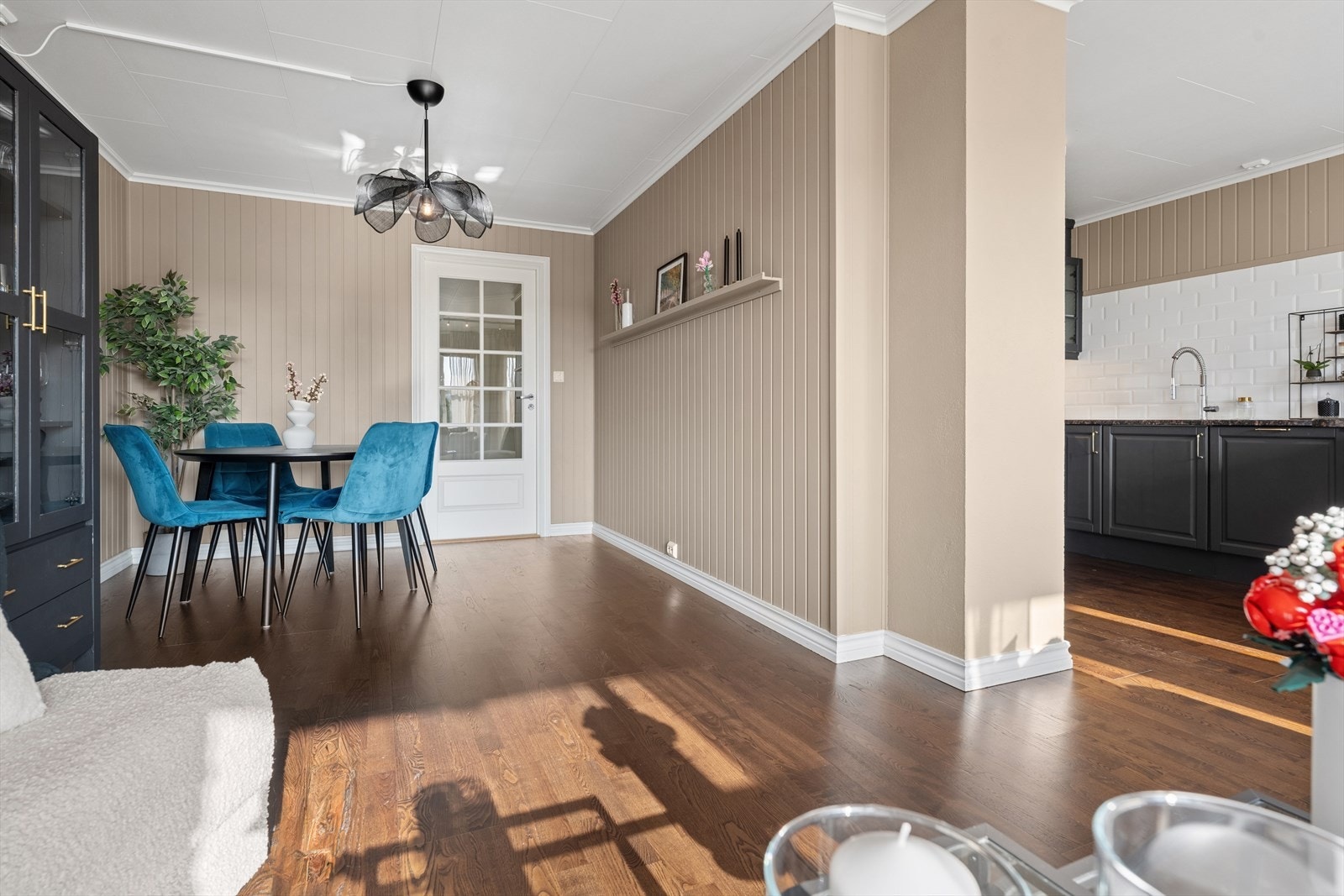 Stuen er romslig og inndelt i naturlige soner Galleribilde