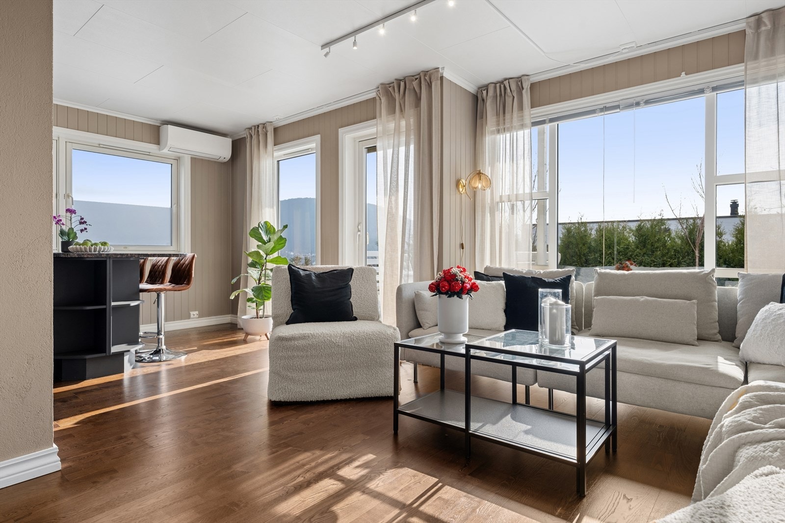 Fra stuen er det utgang til det hellelagte uteområdet Galleribilde