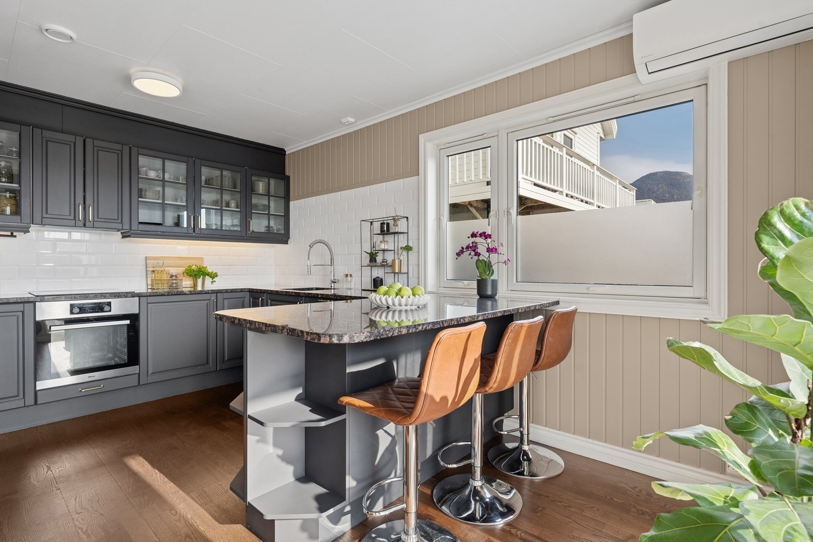 Innredningen har profilerte fronter, og både over- og underskap gir rikelig med oppbevaringsplass Galleribilde