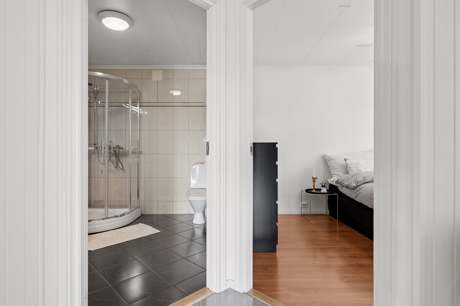 Fra entréen har man direkte adkomst til begge soverommene, bad, vaskerom og stuen Galleribilde