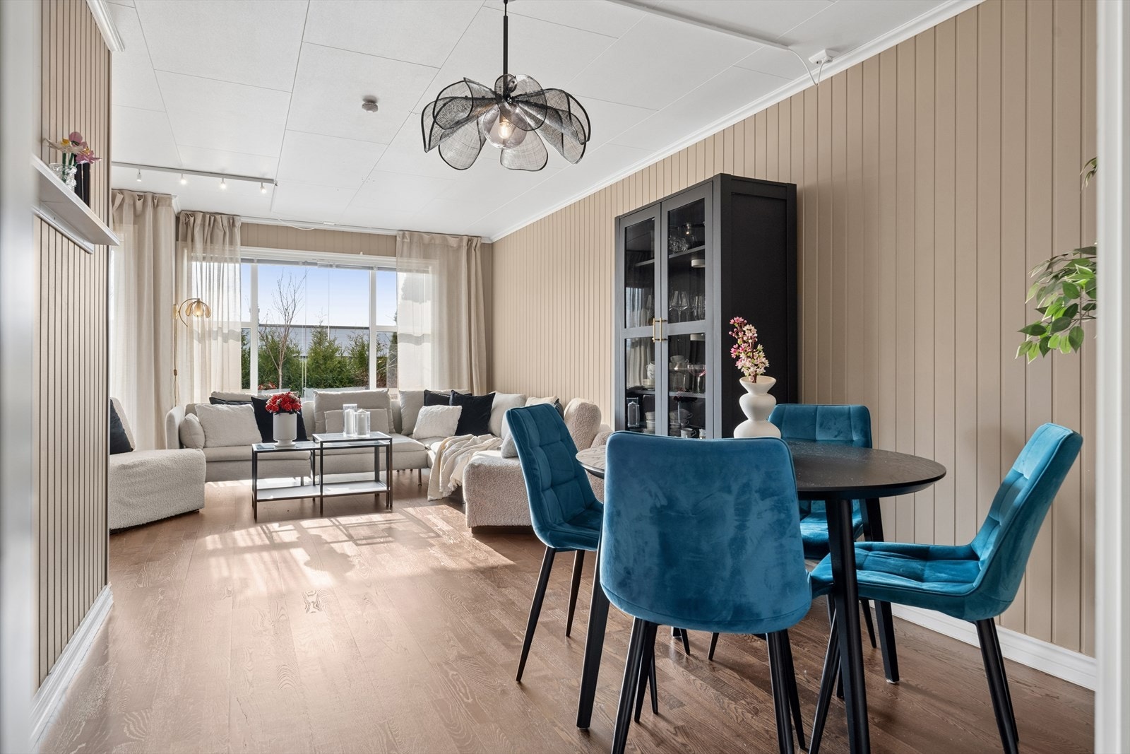 Når man kommer inn i rommet, møtes man først av spiseplassen hvor spisegruppen har en naturlig plassering med god plass til spisebord Galleribilde